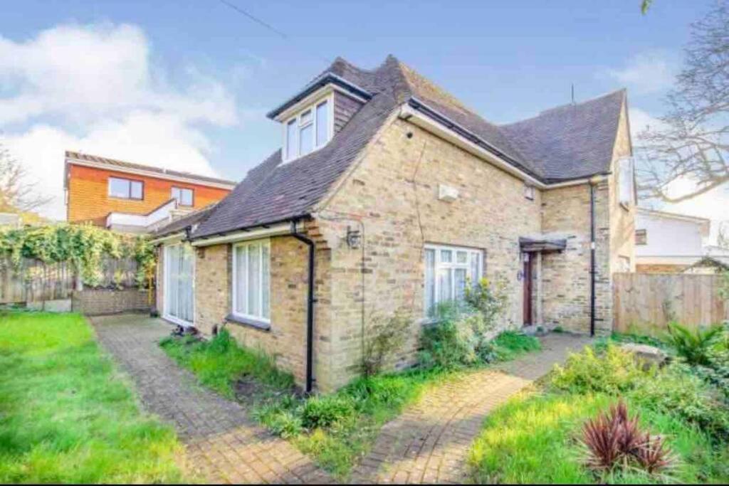 Lovely Cottage In The Heart Of Shirley- 克罗伊登 外观 照片