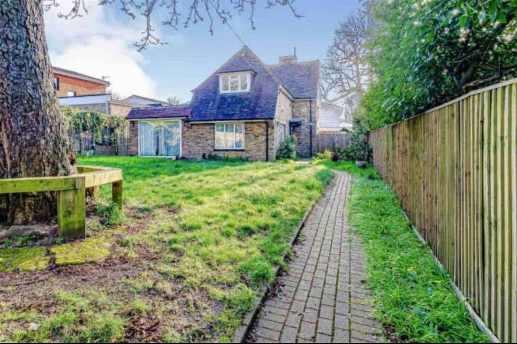 Lovely Cottage In The Heart Of Shirley- 克罗伊登 外观 照片